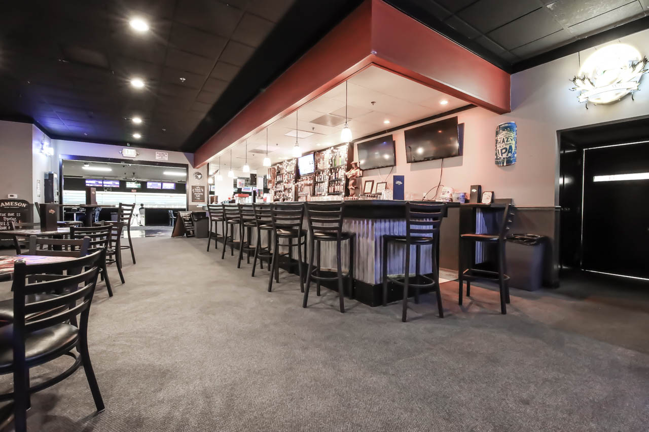 Bar & lounge