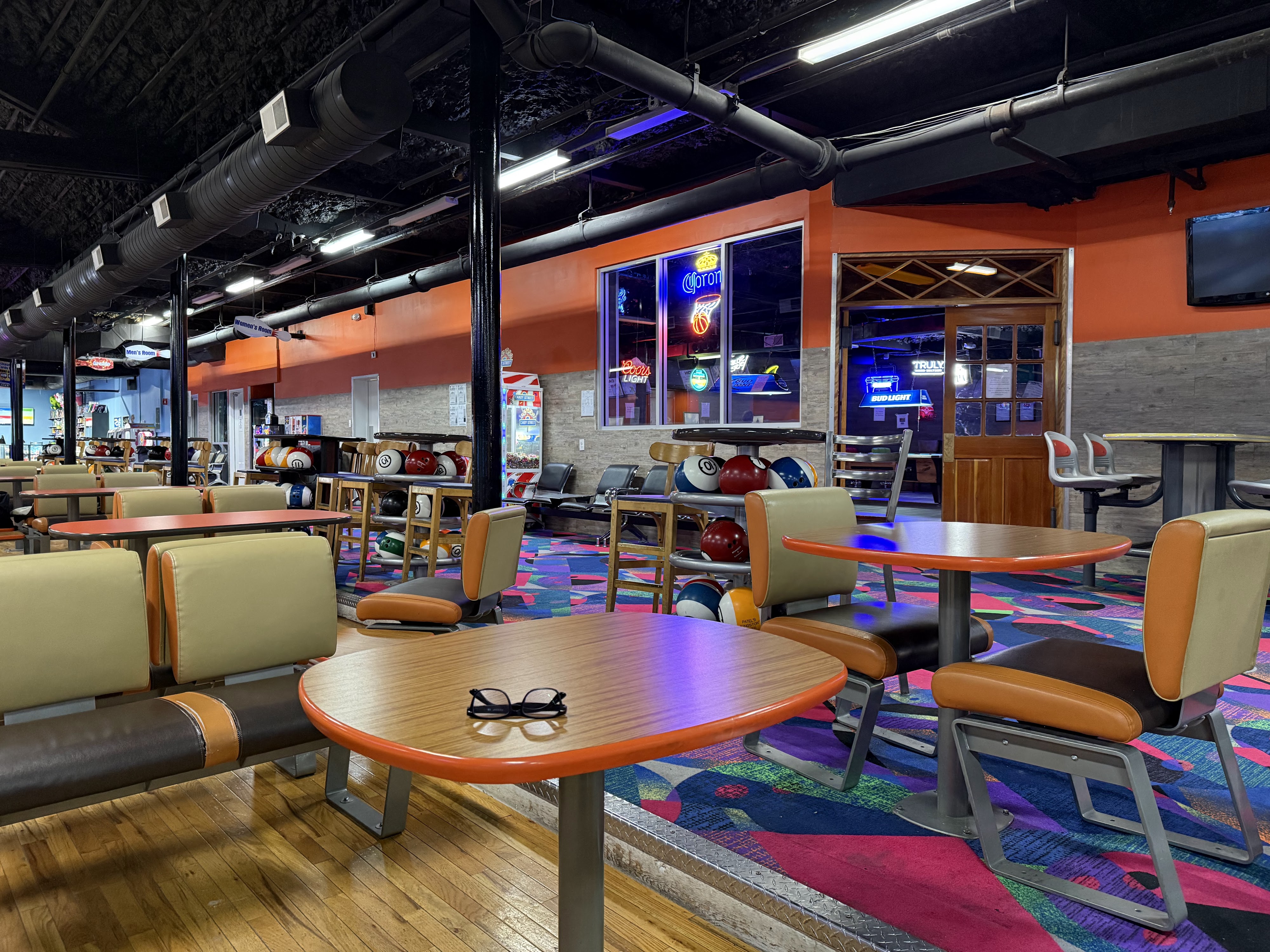 Bar & lounge
