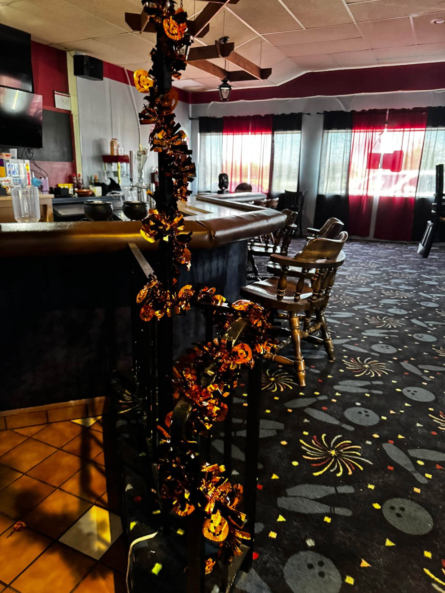 Bar & lounge