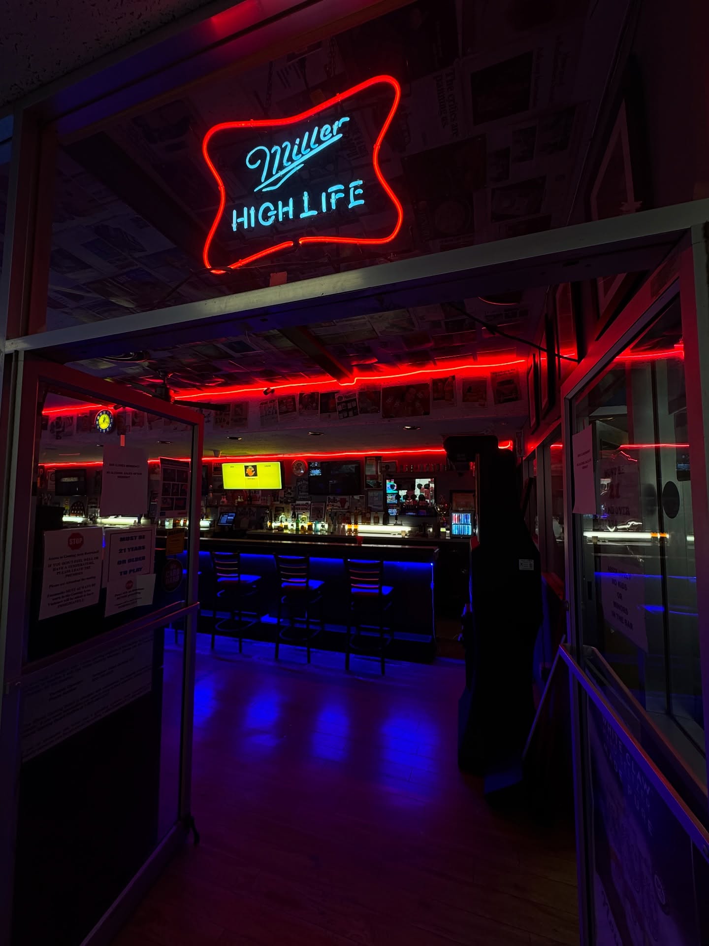 Bar & lounge